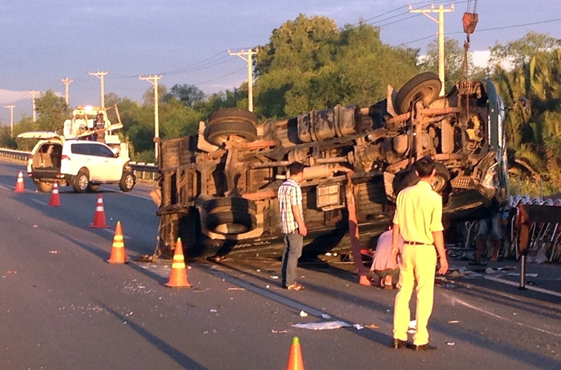 Hai tài xế thoát chết sau tai nạn ôtô ảnh 1 Hai tai xe thoat chet sau tai nan oto anh 1