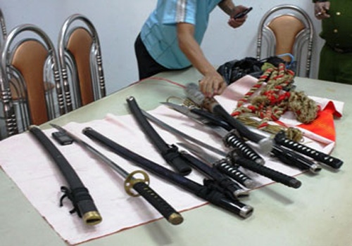 Doa chem chu tiem cam do de cuop xe cua minh hinh anh