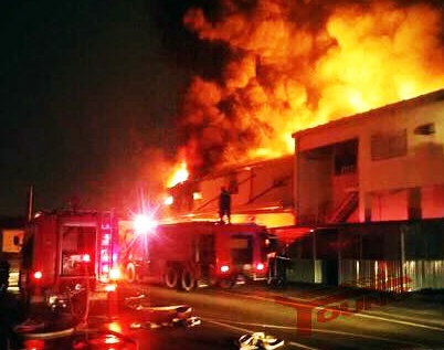 Nha kho cong ty Suzuki chay rui trong dem hinh anh