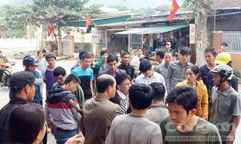 Can bo xa bi thanh nien dung gay, dao danh truoc cong uy ban hinh anh