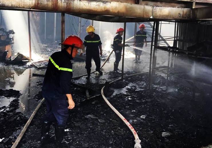 Xuong go trong khu pho boc chay, hang tram nguoi hot hoang hinh anh