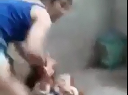 Thieu nu bi lot quan ao, danh hoi dong hinh anh