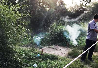 Phat hien thi the nu gioi trong bao tai ben duong hinh anh