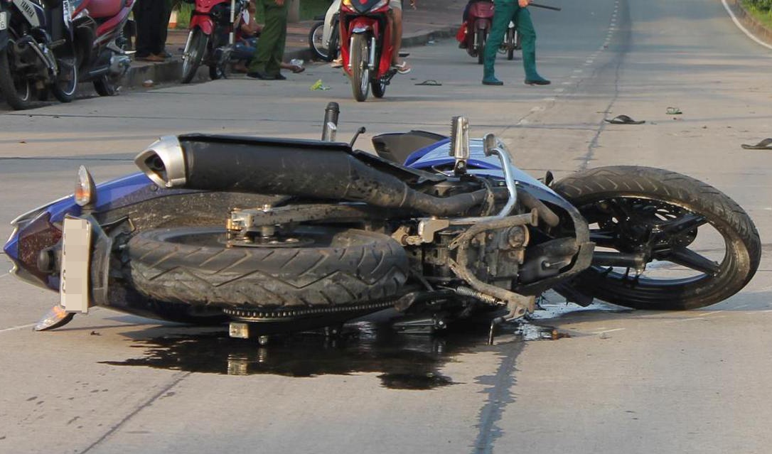 Hai thanh nien tren chiec Exciter tu vong sau cu tong xe hinh anh