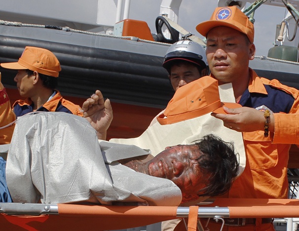 9 nguoi trong cung gia dinh bi thuong tren tau ca phat no hinh anh