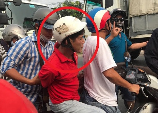 Nhom nguoi dung dao chem ‘hiep si’ de cuu ten trom xe may hinh anh