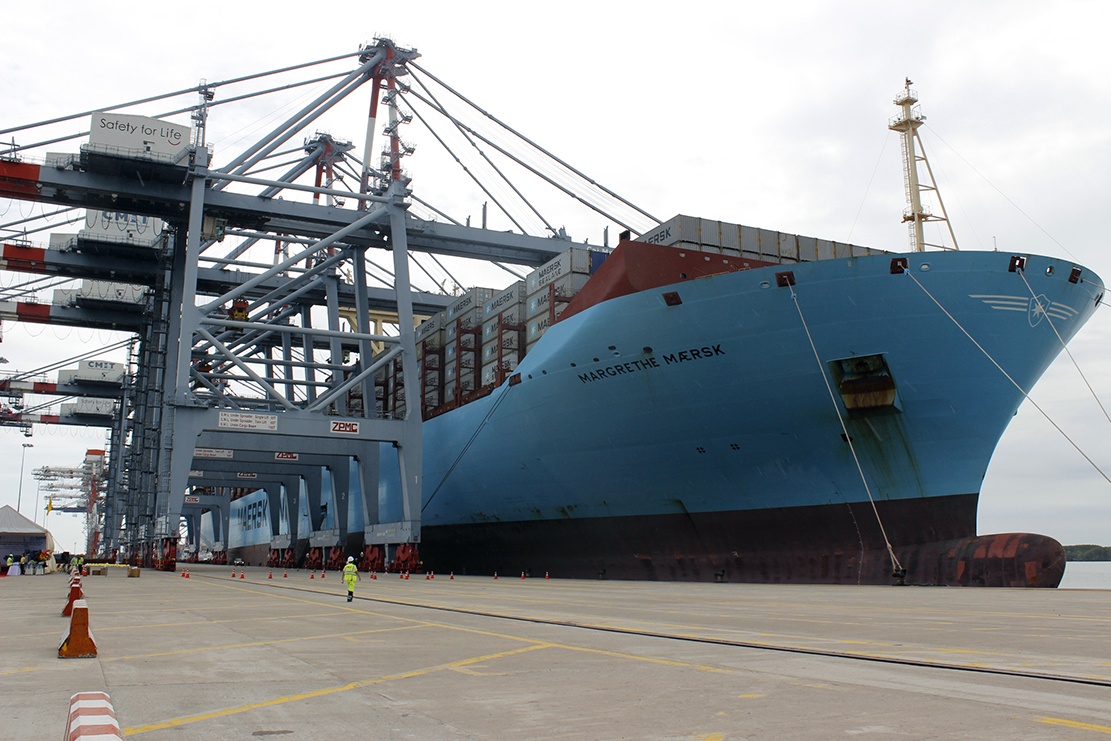 Tau thuy container khong lo cua Dan Mach cap cang Cai Mep hinh anh