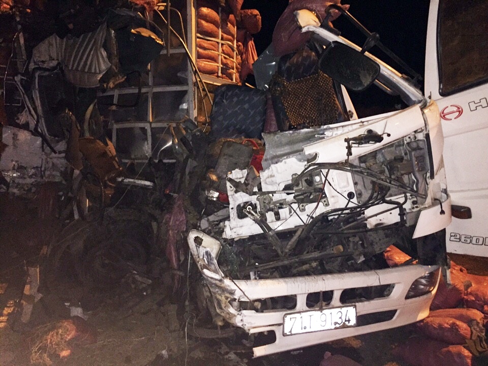 Xe tai dam nhau tren cao toc, 2 tai xe bi thuong nang hinh anh