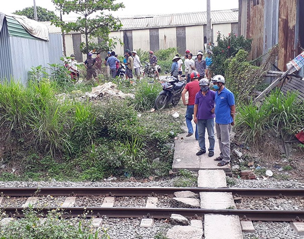 Hai thanh nien bi tau tong tu vong khi vuot duong sat hinh anh