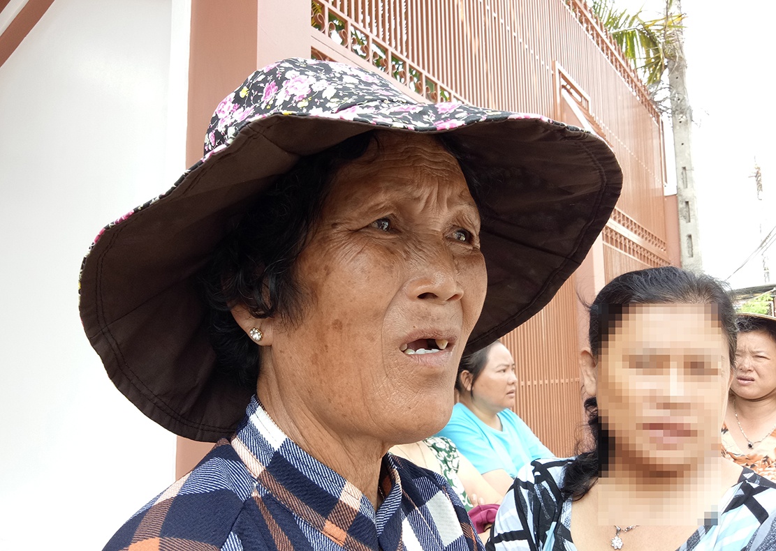 Nguoi dan dung bua ta pha cua can nha chay cuu 4 nan nhan hinh anh