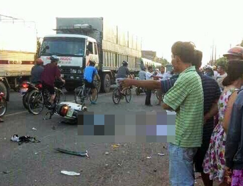 Oto tong chet thai phu va con gai o cong truong hinh anh