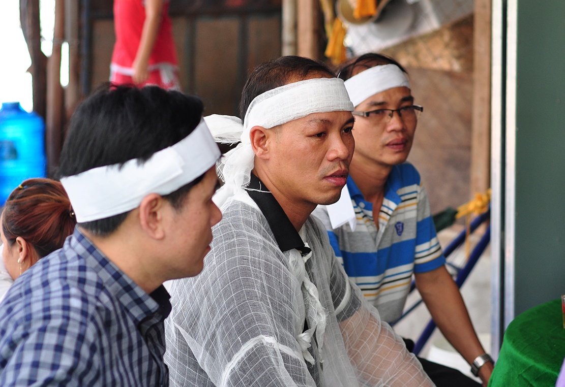 Chong nga quy khi vo sap sinh, con gai chet duoi banh xe tai hinh anh