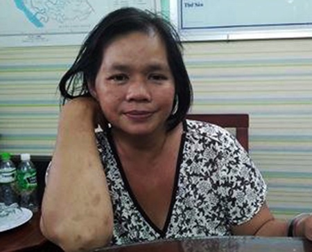 Nguoi phu nu day xe banh mi di ban dao can sa hinh anh