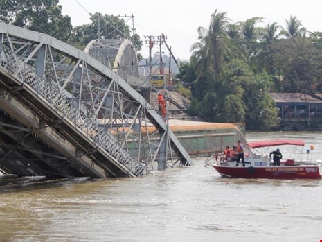 Truy to 2 nguoi dieu khien tau thuy dam sap cau Ghenh hinh anh