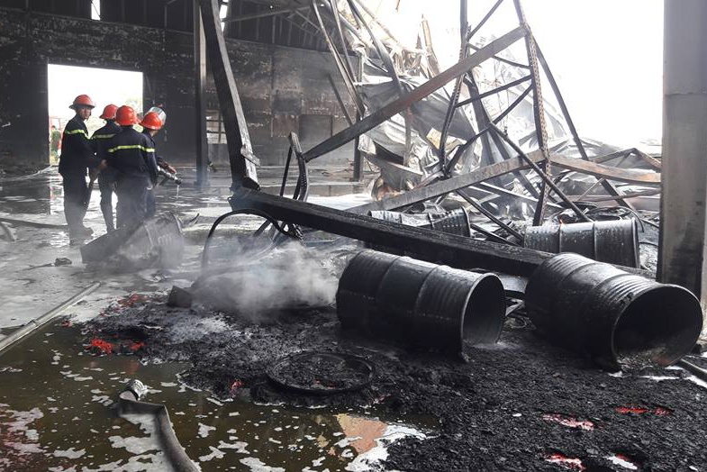 Cong nhan thao chay khi xuong chua son phat no hinh anh