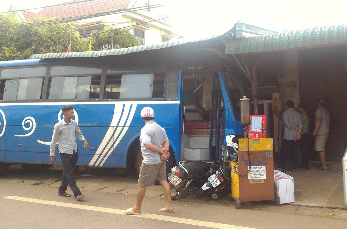 Hang chuc nguoi thao chay khi xe khach dam vao quan ca phe hinh anh