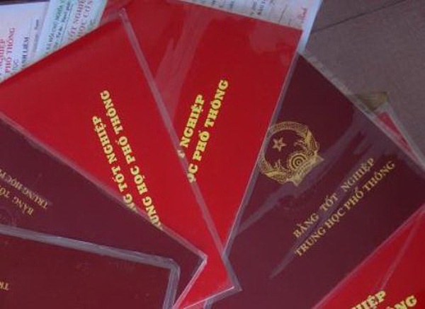 Truong ban tuyen giao huyen uy dung bang tot nghiep pho thong gia hinh anh