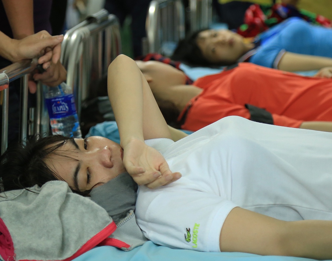 Hang tram cong nhan non oi, ngat xiu sau bua com o cong ty hinh anh