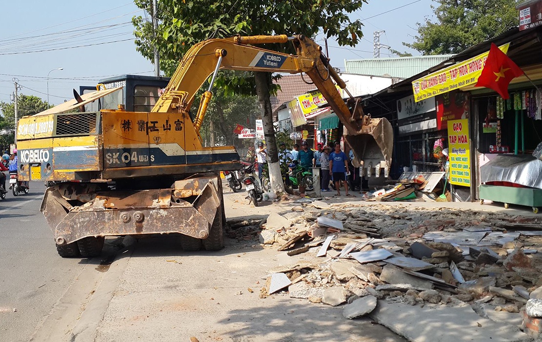 Dong Nai dung may muc pha bo cong trinh lan chiem via he hinh anh