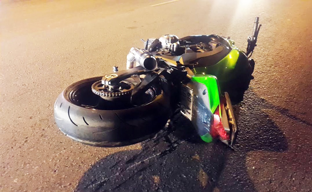 Moto Kawasaki 1.000 phan khoi va cham xe Exciter, 1 nguoi gay lia chan hinh anh