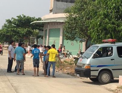 Con trai 10 tuoi phat hien bo me tu vong trong nha hinh anh