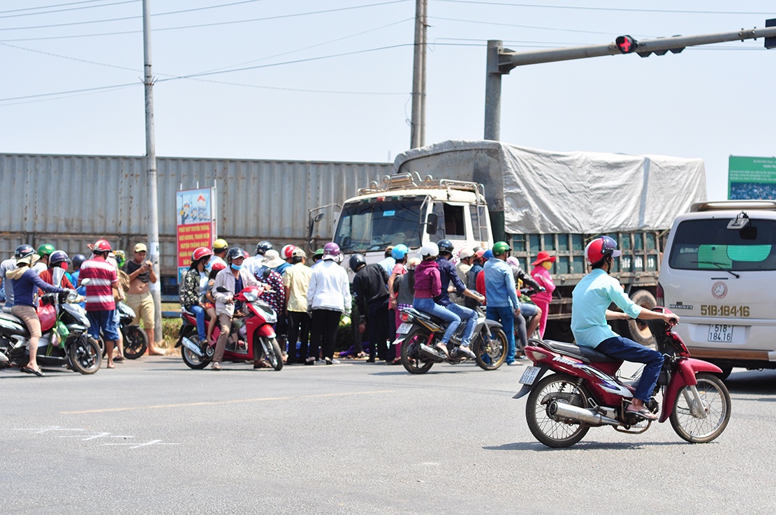 xe tai ui xe may tren quoc lo anh 1