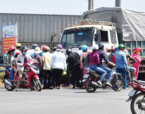 Oto tai ui 2 nguoi di xe tay ga gan 10 m tren quoc lo hinh anh