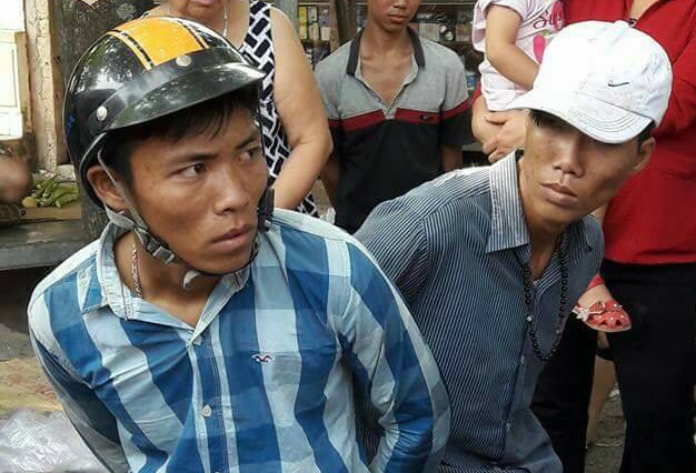 Co gai bi 2 ten cuop day chuyen giat nga nhao xuong duong hinh anh