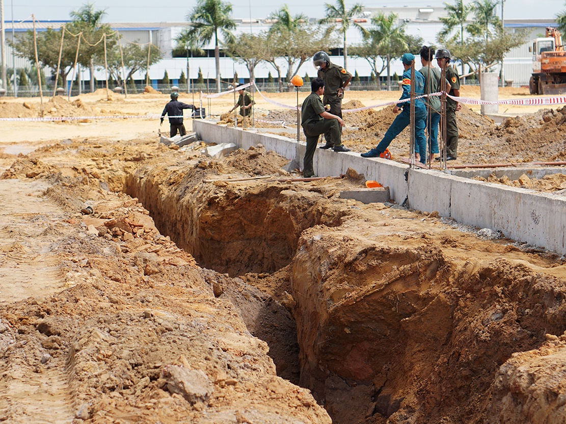 Sap ho cong trinh, 2 cong nhan bi vui lap o do sau 2 m hinh anh