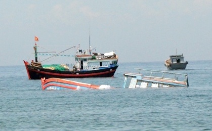 Tau ca co 10 ngu dan chim xuong bien khi va cham tau 8.000 tan hinh anh