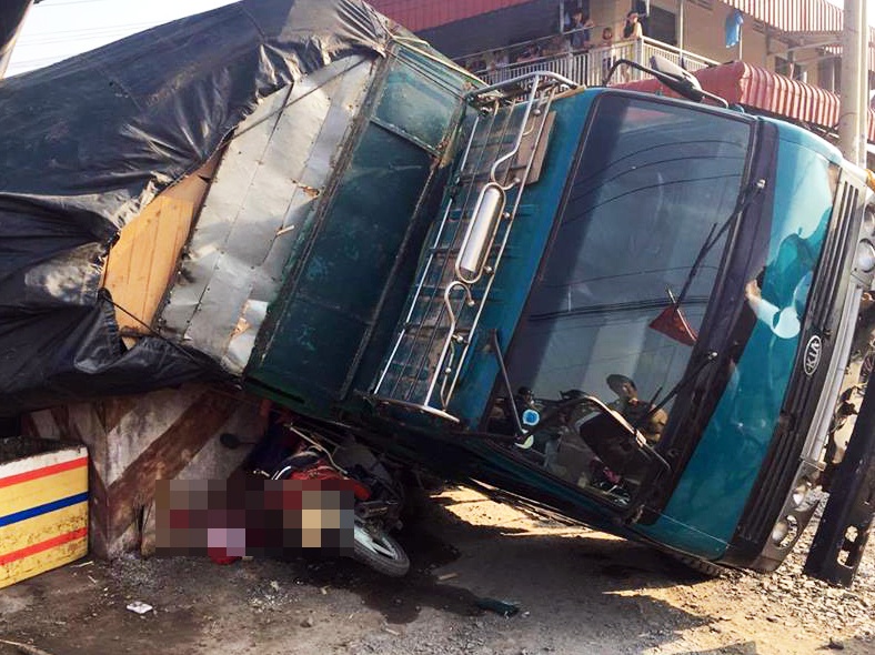 Co gai mua nuoc uong ben duong bi xe tai lat de tu vong hinh anh