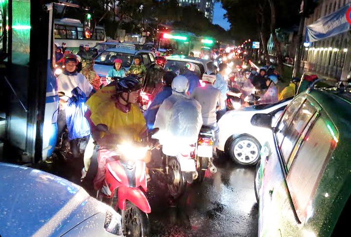 Duong pho Sai Gon hon loan trong chieu mua hinh anh