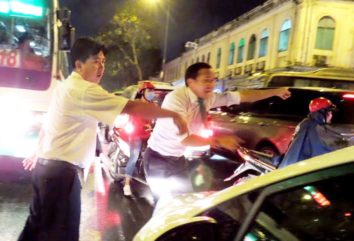 Tai xe taxi xuong duong phan luong giao thong o trung tam Sai Gon hinh anh