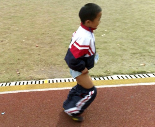 Hoc sinh lop 1 bi nu giang vien tut quan de doa hinh anh