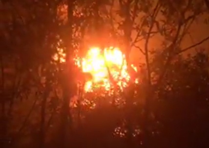 Xuong tai che dau nhot hang nghin m2 chay no du doi trong dem hinh anh