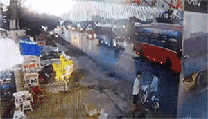 Oto khach tap vao le lam nguoi di xe may nga tu vong hinh anh