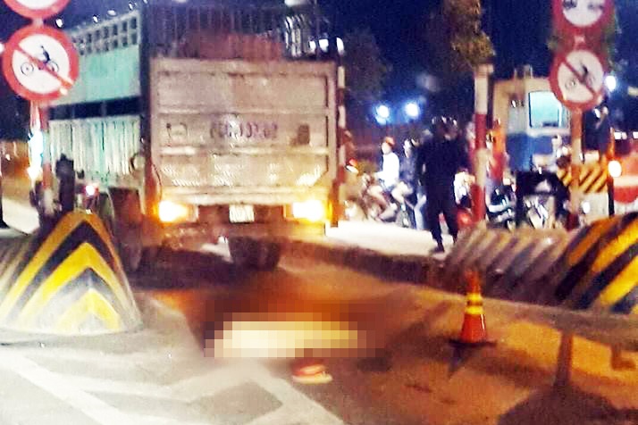 Truoc khi bi can, thieu ta Minh bam guong chieu hau roi truot nga hinh anh