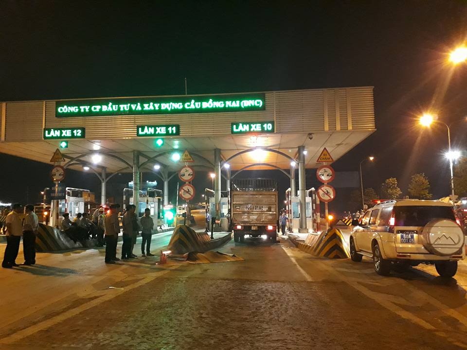 Nguoi lai xe tai can tu vong thieu ta CSGT ra trinh dien hinh anh