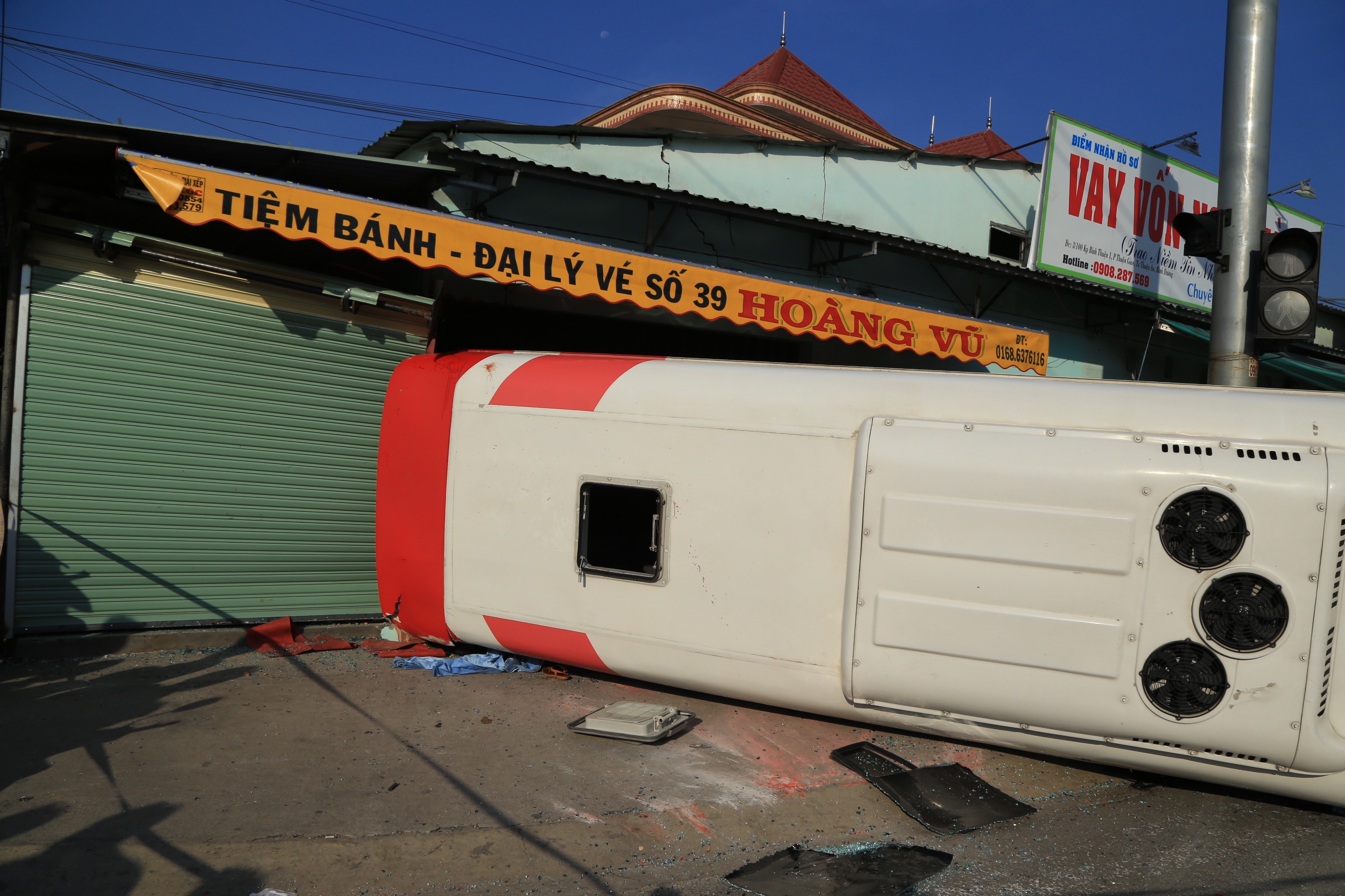 9 nguoi bi thuong trong vu lat xe khach hinh anh