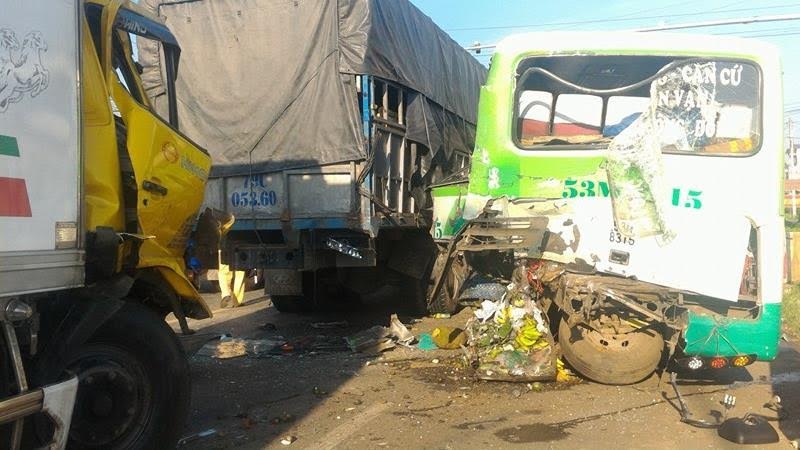 Xe tai tong hang loat oto o nga tu, 6 nguoi bi thuong nang hinh anh