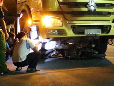 Nu sinh vien bi xe bon be tong can tu vong tren pho hinh anh