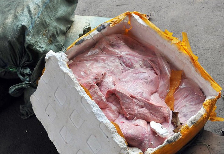 Van chuyen hon 4 tan nam heo thoi tu Ha Noi vao mien Tay tieu thu hinh anh