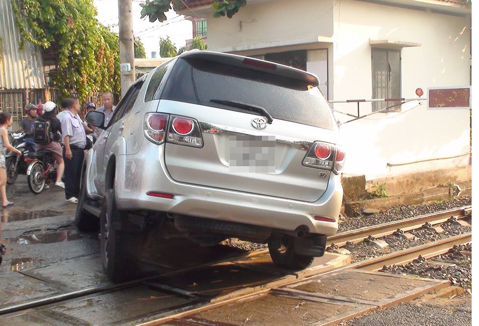 Tau hoa phai dung khan cap vi oto bi ket tren duong ray hinh anh