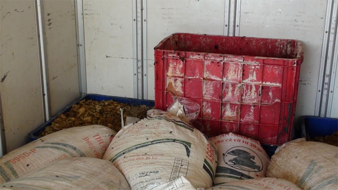 Chan xe tai cho noi tang dong vat thoi tuon xuong song Dong Nai hinh anh