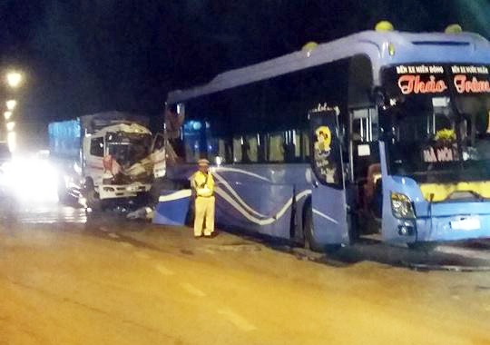 Xe tai tong vao hien truong tai nan, phu lai chet, 3 tai xe bi thuong hinh anh