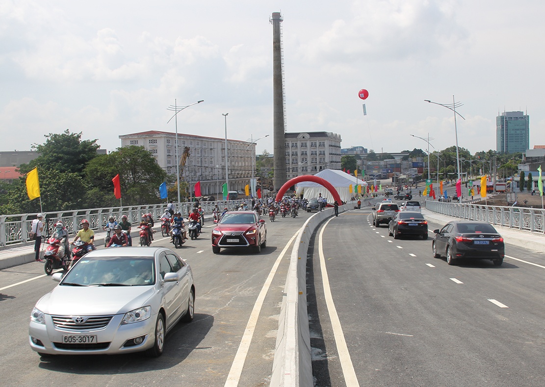 thong xe cau phia dong Sai Gon anh 1