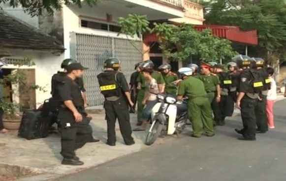 Khoi to 2 me con bat giam 6 can bo phuong hinh anh