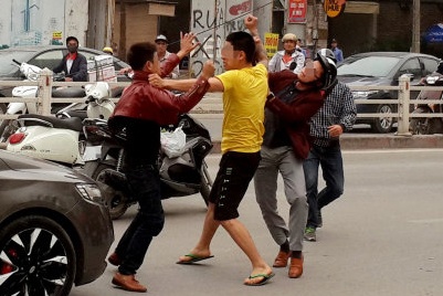 Hai nhom thanh nien hon chien o quan bar Venus hinh anh