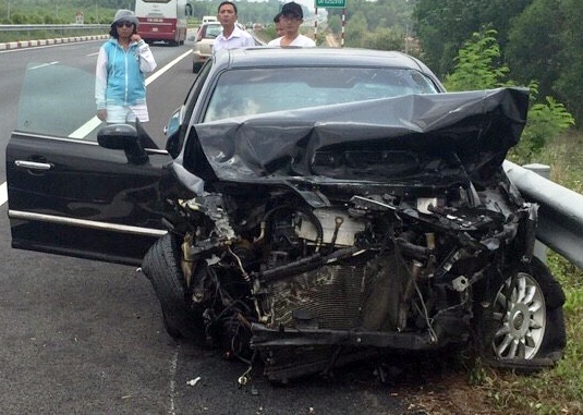 3 xe hop tong lien hoan tren cao toc Long Thanh - Dau Giay hinh anh