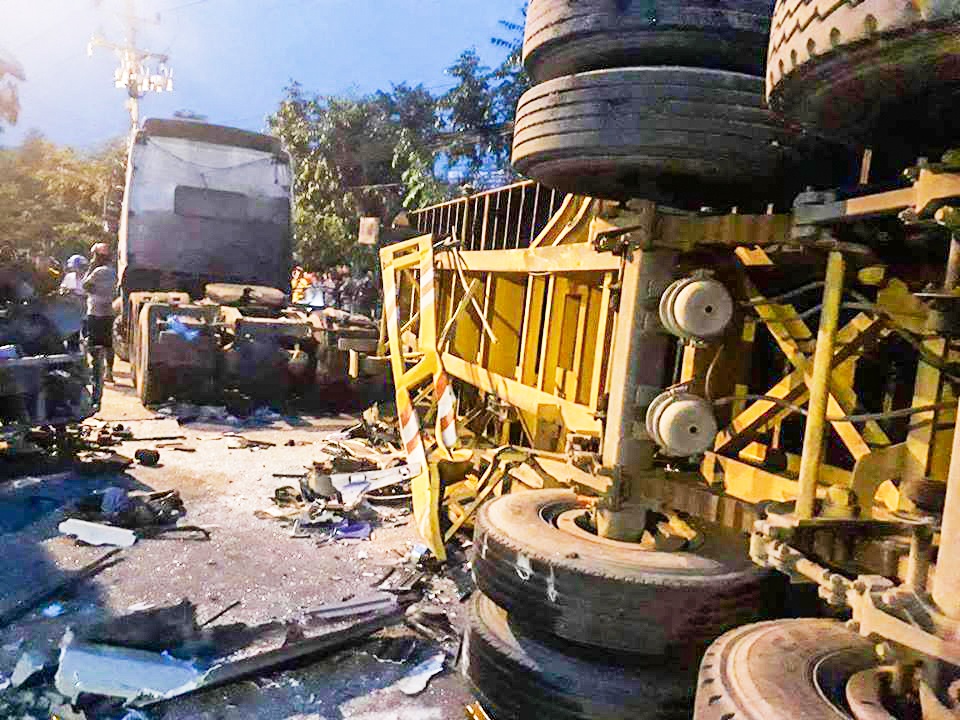 Dung may cat sat pha cua cabin xe khach dua thi the tai xe ra ngoai hinh anh